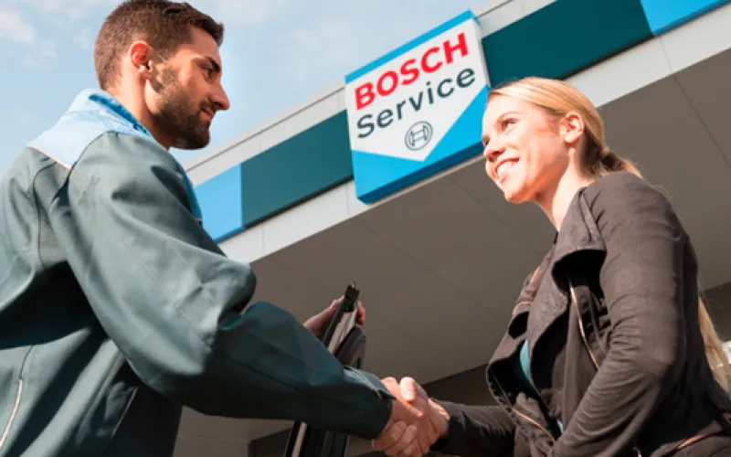 Bosch Car Service monteur schudt de hand met een klant