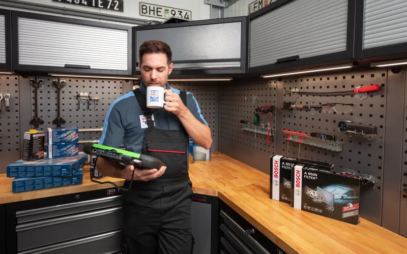 Monteur kijkt op de KTS en drinkt koffie