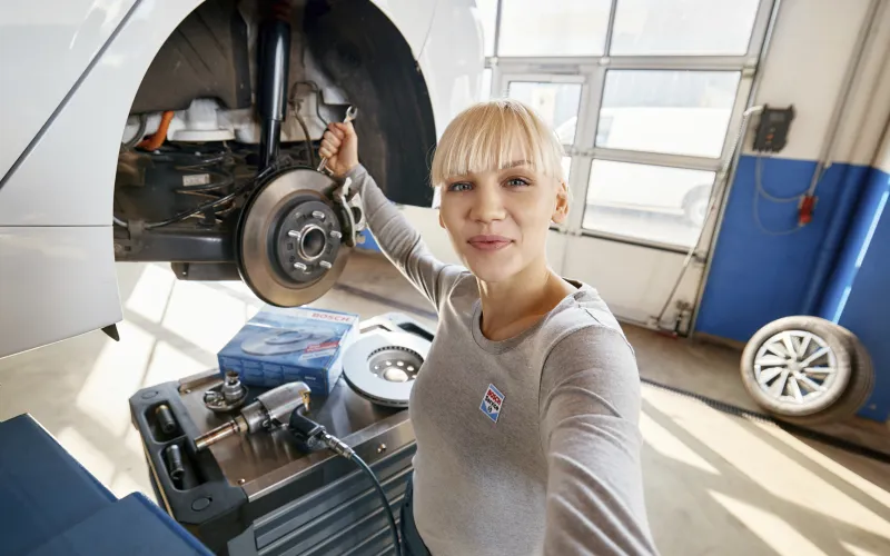 Monteur die een remmenservice uitvoert