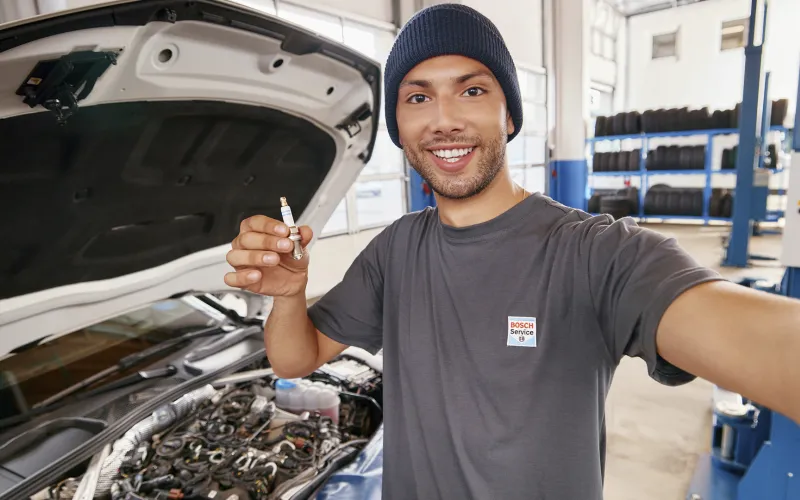 Monteur met een bougie